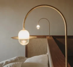 Applique murale, Alba Curve Arm, laiton brossé, verre transparent, L15cm, H22cm - Contain