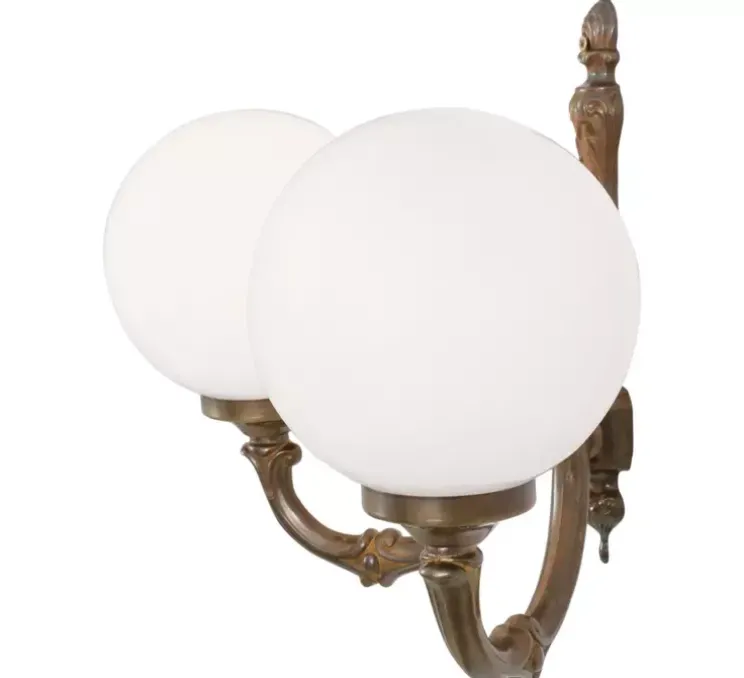 Applique murale, Ben, à deux bras, laiton antique, globe opale, L33cm, H30cm - Mullan Lighting