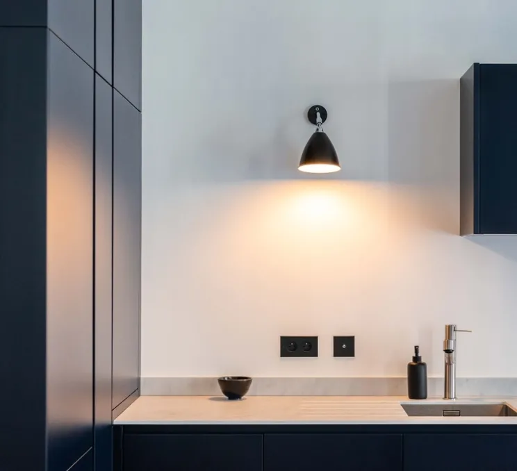 Applique murale, Best-Lite BL7, noir et chrome, Ø16cm, H29cm - Gubi