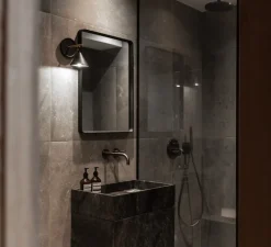 Applique murale, Cast, noir, IP44, LED, 2700K, 181 lm, L12,5cm, H19,6cm - Audo Copenhagen