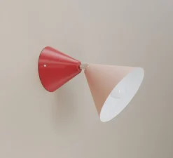 Applique murale, Cone Colour, Abat-jour rose, base rouge, Ø 16, L19,5cm - Atelier Areti