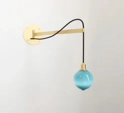 Applique murale, Drape Arm 1, Bleu, Laiton brossé, Ø11cm, H46cm - Sklo Studio