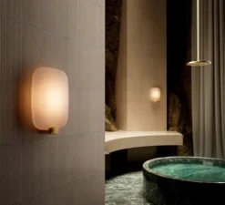 Applique murale, Light Me Tender Vertical, verre, or, IP44, LED, dim, 2700K, 1430 lm, L23cm, H32cm - DCW éditions Paris