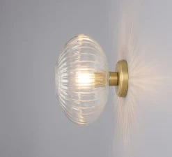 Applique murale, Neith, verre cannelé transparent, laiton satiné, Ø30cm, H30cm - Mullan Lighting