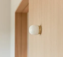 Applique murale, Nuvol Simple, laiton brossé, verre opalin brillant, 11cm, H10cm - Contain