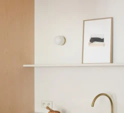 Applique murale, Nuvol Simple, laiton brossé, verre opalin brillant, 11cm, H10cm - Contain