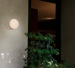 Applique murale ou plafonnier, Mist AP22, blanc opalin, IP44, L25cm, H25cm - Andtradition