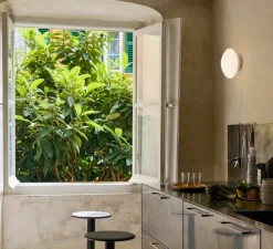 Applique murale ou plafonnier, Mist AP22, blanc opalin, IP44, L25cm, H25cm - Andtradition