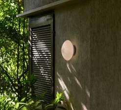 Applique murale ou plafonnier, Mist AP22, blanc opalin, IP44, L25cm, H25cm - Andtradition