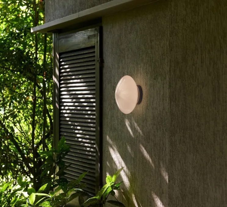 Applique murale ou plafonnier, Mist AP22, blanc opalin, IP44, L25cm, H25cm - Andtradition