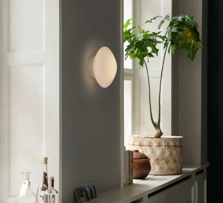 Applique murale ou plafonnier, Mist AP22, blanc opalin, IP44, L25cm, H25cm - Andtradition