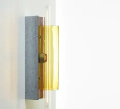 Applique murale, Overlay M, verre ambre brillant, base béton anthracite, L15,8cm, H50cm - Brokis