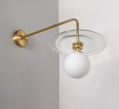 Applique murale, Plat Mini, laiton brossé, disque transparent, globe verre opalin, L22,5cm, P26cm - Contain