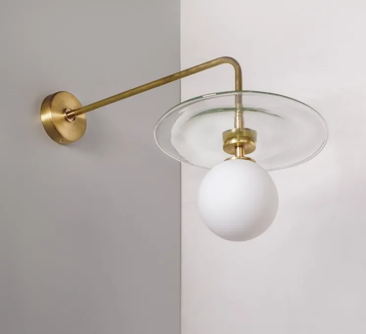 Applique murale, Plat Mini, laiton brossé, disque transparent, globe verre opalin, L22,5cm, P26cm - Contain