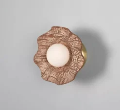 Applique murale, Rivale, abat-jour en céramique ondulée, rouge fer, laiton satiné, Ø21cm, H21cm - Mullan Lighting