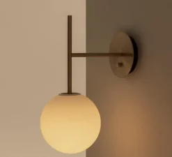 Applique murale, TR Bulb suspended, laiton brossé, globe mat, L20cm, H45,5cm - Audo Copenhagen