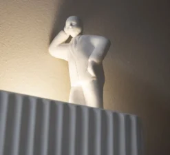 Applique murale, Umarell, avec personnage adossé, blanc mat, LED, 3000K, 1282 lm, L18cm, H28cm - Karman