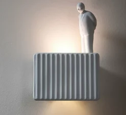 Applique murale, Umarell, avec personnage debout, blanc mat, LED, 3000K, 1282 lm, L18cm, H28cm - Karman