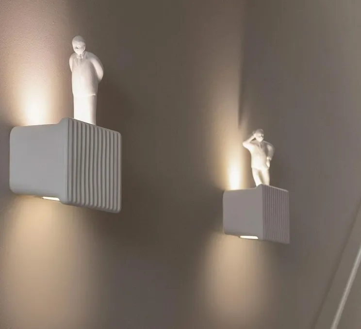 Applique murale, Umarell, avec personnage debout, blanc mat, LED, 3000K, 1282 lm, L18cm, H28cm - Karman