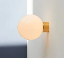 Applique ou plafonnier, Sconce 150, laiton poli, verre opalin, Ø15cm, H18cm - Anastassiades Studio