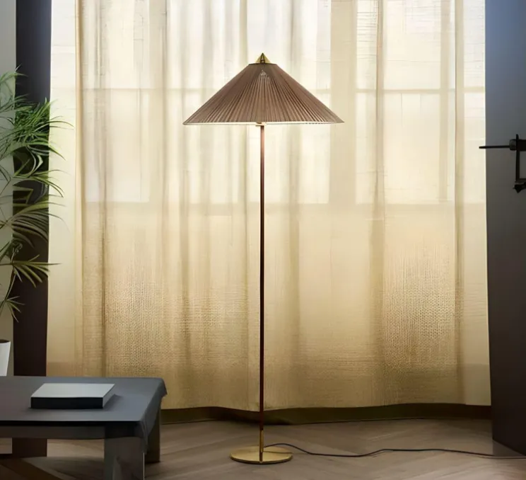 Lampadaire, 9602, abat-jour bamboo, laiton, Ø63cm, H153,5cm - Gubi