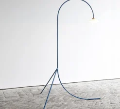 Lampadaire, N°1, bleu, L83,6cm, H190cm - Valerie_Objects