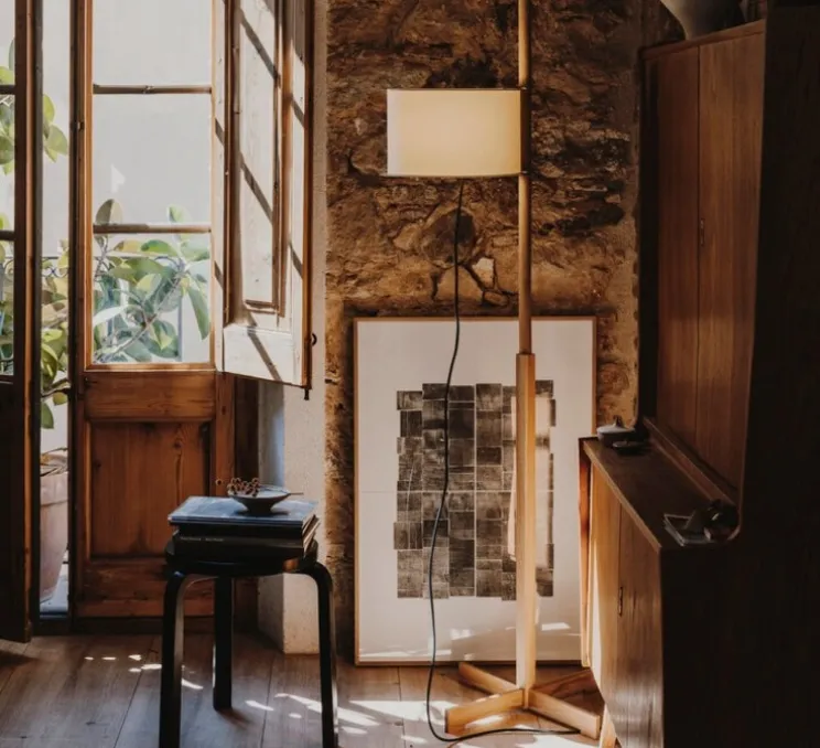 Lampadaire, TMM, hêtre, abat-jour beige, Ø60cm, H166cm - Santa & Cole