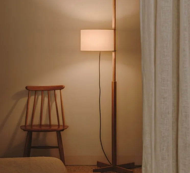 Lampadaire, TMM, hêtre, abat-jour beige, Ø60cm, H166cm - Santa & Cole