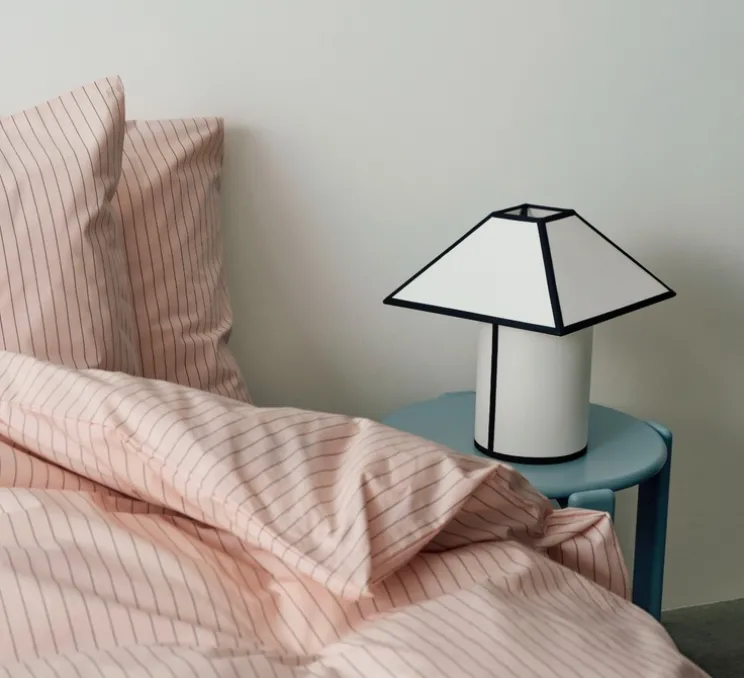 Lampe à poser, Ava Pyramid 290, blanc et noir, L29cm, H32cm - HAY