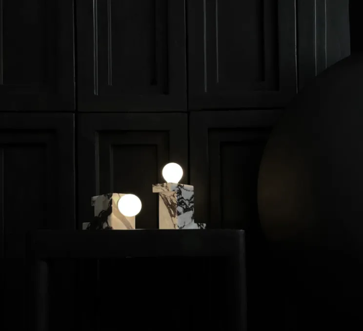 Lampe à poser, Brick Low, Marbre blanc, L14cm, H7,5cm - 101 Copenhagen