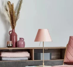 Lampe à poser, Costanzina, abat-jour rose avant-gardiste, pied laiton, Ø26cm, H51cm - Luceplan