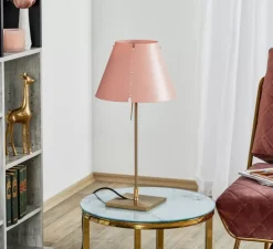 Lampe à poser, Costanzina, abat-jour rose avant-gardiste, pied laiton, Ø26cm, H51cm - Luceplan