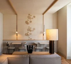 Lampe à poser, Hebe Medium blanc cassé, abat-jour Eclipse naturel, Ø27,5cm, H71,5cm - Ferm Living