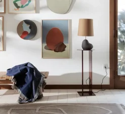 Lampe à poser, Hebe small anthracite, abat-jour Eclipse Medium curry, Ø27,5cm, H58,5cm - Ferm Living