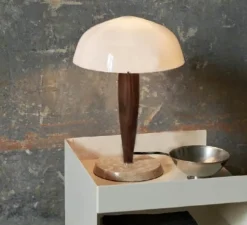Lampe à poser, Herman SHY3, noyer et marbre crème, Ø25cm, H36cm - Andtradition