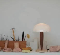 Lampe à poser, Herman SHY3, noyer et marbre crème, Ø25cm, H36cm - Andtradition