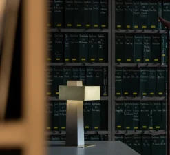 Lampe à poser, Iota, gris, or, Cauvet, LED, dim, 2700K, 660 lm, L23,8cm, H43,4cm - DCW éditions Paris