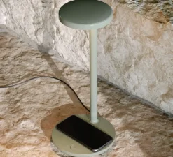 Lampe à poser, Oblique Qi, vert sauge, LED, dim, 2700K, 479 lm, Ø15,5cm, H35cm - Flos