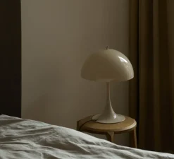 Lampe à poser, Panthella 320, beige opale, Ø32cm, H43,8cm - Louis Poulsen