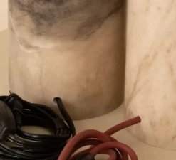 Lampe à poser, Peono, Albâtre Tobacco, câble noir, Ø40cm, H58cm - Simone & Marcel