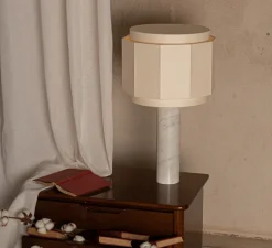 Lampe à poser, Pipo Okla, câble noir, Marbre blanc, Ø35cm, H60cm - Simone & Marcel