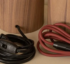 Lampe à poser, Pipo Okla, noyer, câble noir, Ø35cm, H60cm - Simone & Marcel