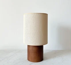 Lampe à poser, Simone Petite, Bois noyer & raphia naturel, Ø18cm, H33cm - An°so