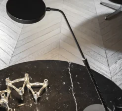 Lampe à poser, Spoon, structure metal noir mat, cuir noir, LED, dim, 3000K, 600 lm, Ø11cm, H63cm - Penta