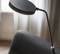 Lampe à poser, Spoon, structure metal noir mat, cuir noir, LED, dim, 3000K, 600 lm, Ø11cm, H63cm - Penta