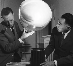 Lampe à poser, Taccia PMMA, argent anodisé, LED, 2700K, 1400lm, Ø49,5cm, H64,5cm - Flos