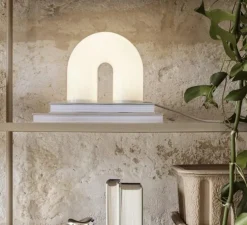 Lampe à poser, Vuelta, verre opal blanc, laiton, LED, 2700K, 265lm, L21,4cm, H21,6cm - Ferm Living