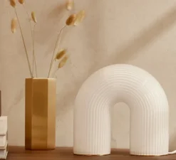 Lampe à poser, Vuelta, verre opal blanc, laiton, LED, 2700K, 265lm, L21,4cm, H21,6cm - Ferm Living