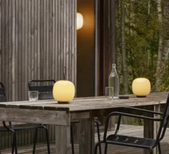 Lampe, Baladeuse, VL 45 Radiohus, laiton noir, verre brillant jaune pâle, IP44, LED, dim, 2000-2700K, lm, Ø17,5cm, H27,5cm - Louis Poulsen