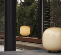 Lampe, Baladeuse, VL 45 Radiohus, laiton noir, verre brillant jaune pâle, IP44, LED, dim, 2000-2700K, lm, Ø17,5cm, H27,5cm - Louis Poulsen